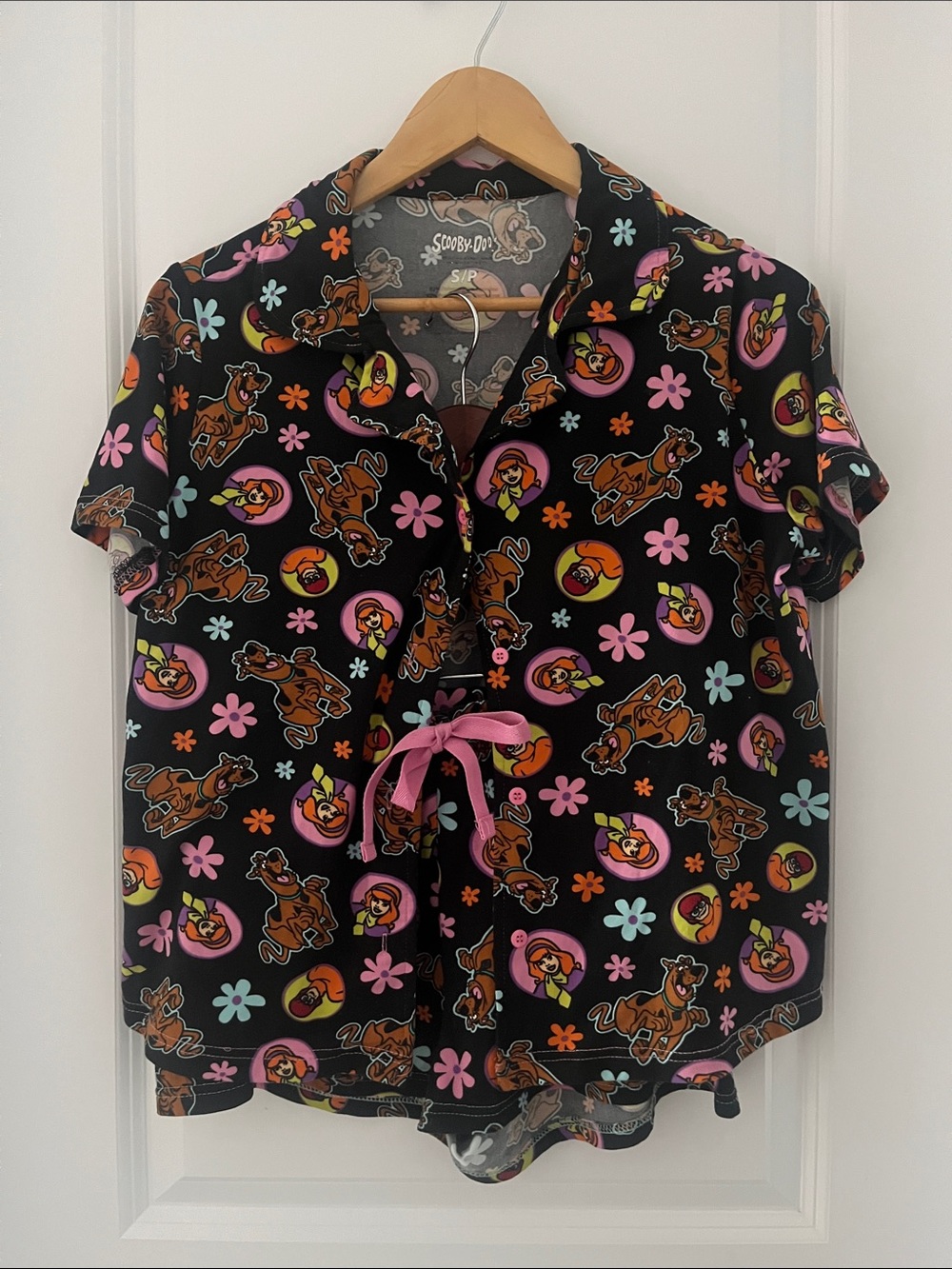 Scooby-Doo Black Short Sleeve Button-Front Shirt with Pink Tie